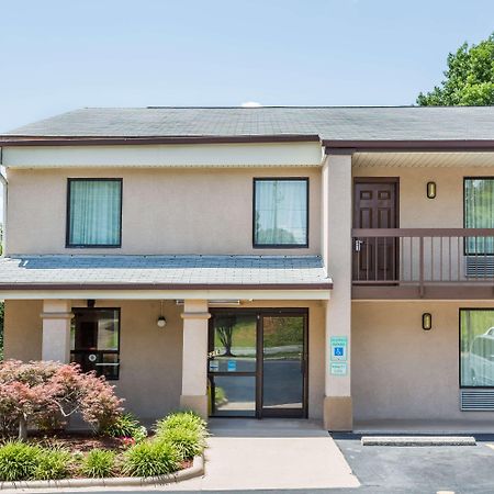 Days Inn By Wyndham Winston Salem North Екстер'єр фото