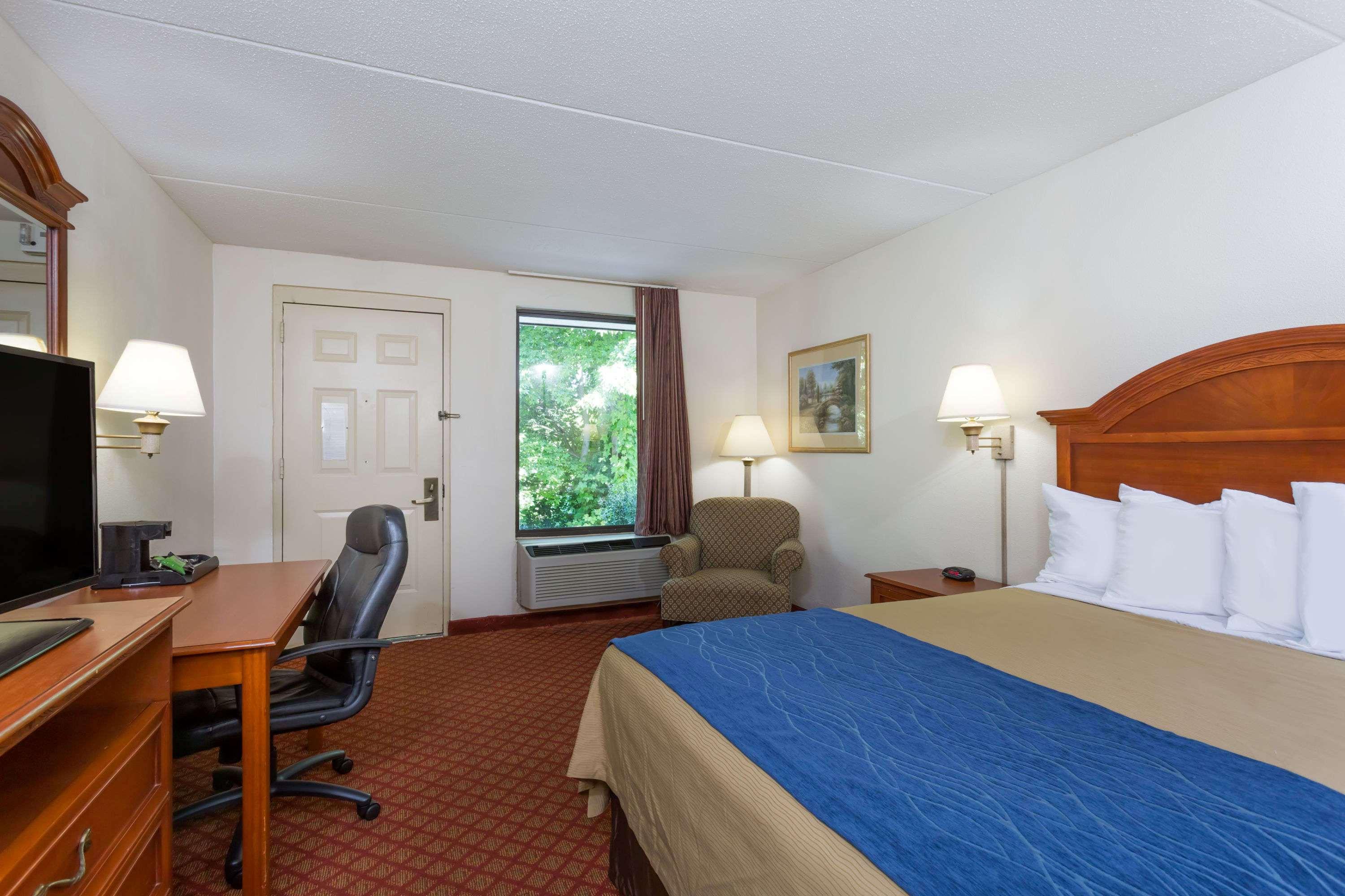 Days Inn By Wyndham Winston Salem North Екстер'єр фото
