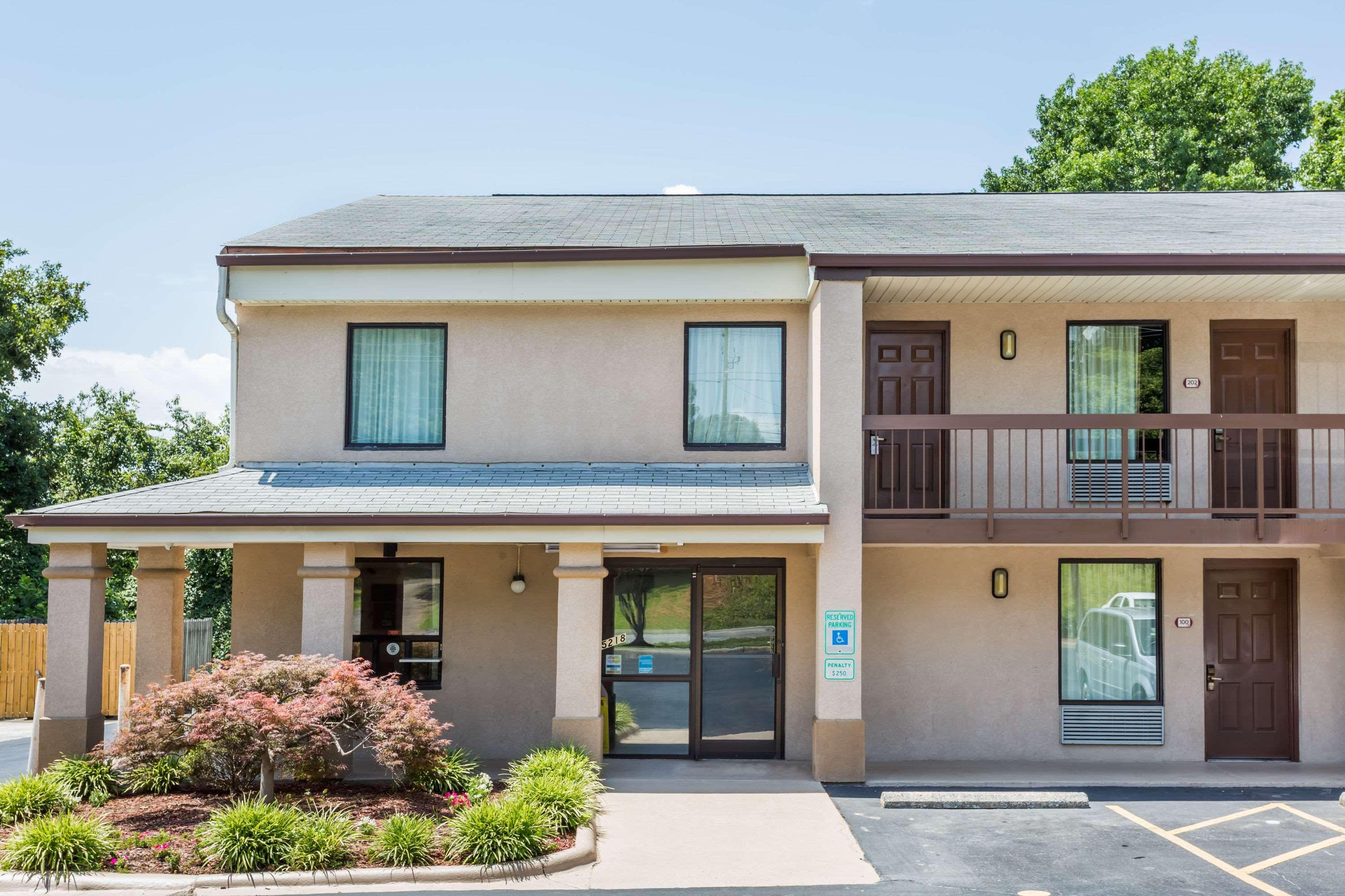 Days Inn By Wyndham Winston Salem North Екстер'єр фото