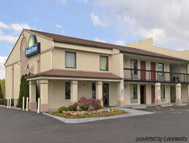 Days Inn By Wyndham Winston Salem North Екстер'єр фото